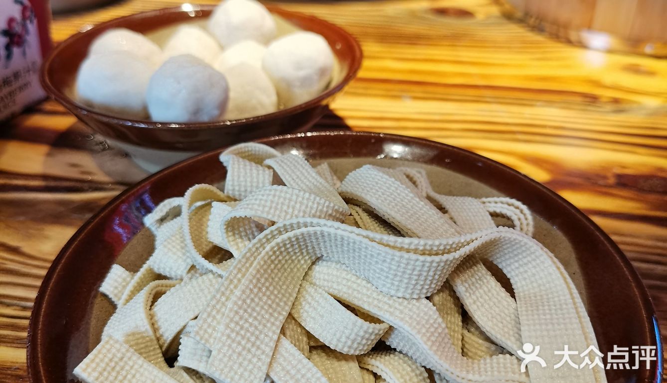 鲁大侠Ⅱ满满霓虹灯-味道超香的铁锅肥肠