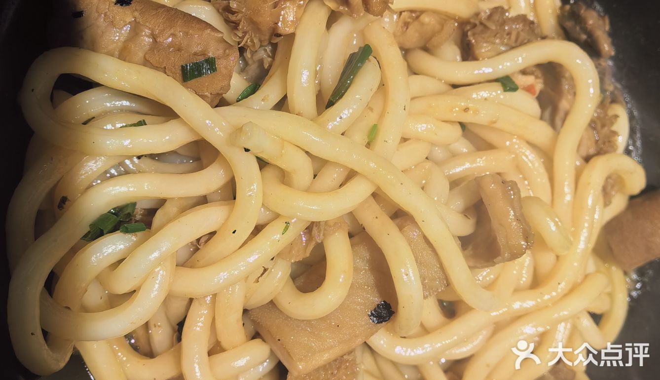打开新世界大门。「港式腊味煲仔饭」煲仔饭酱油拌好