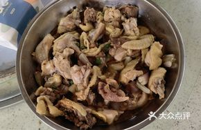 Steamed Chicken with Mountain Snails and Red Onion