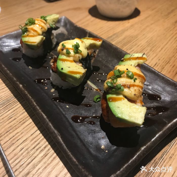 御牛道日式料理炭火烤肉(万象城购物中心店)牛油果手握寿司图片 - 第