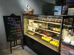 面包甜点陈列柜-啊噗吐呦现场烘焙(麦凯乐店)
