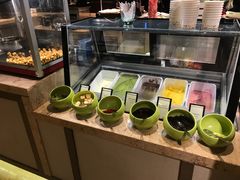 面包甜点陈列柜-大中华希尔顿酒店-念自助餐·嗨啤·小龙虾