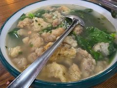 豌豆尖现炸酥肉汤-邮亭陈鲫鱼·重庆老字号(大足直营店)