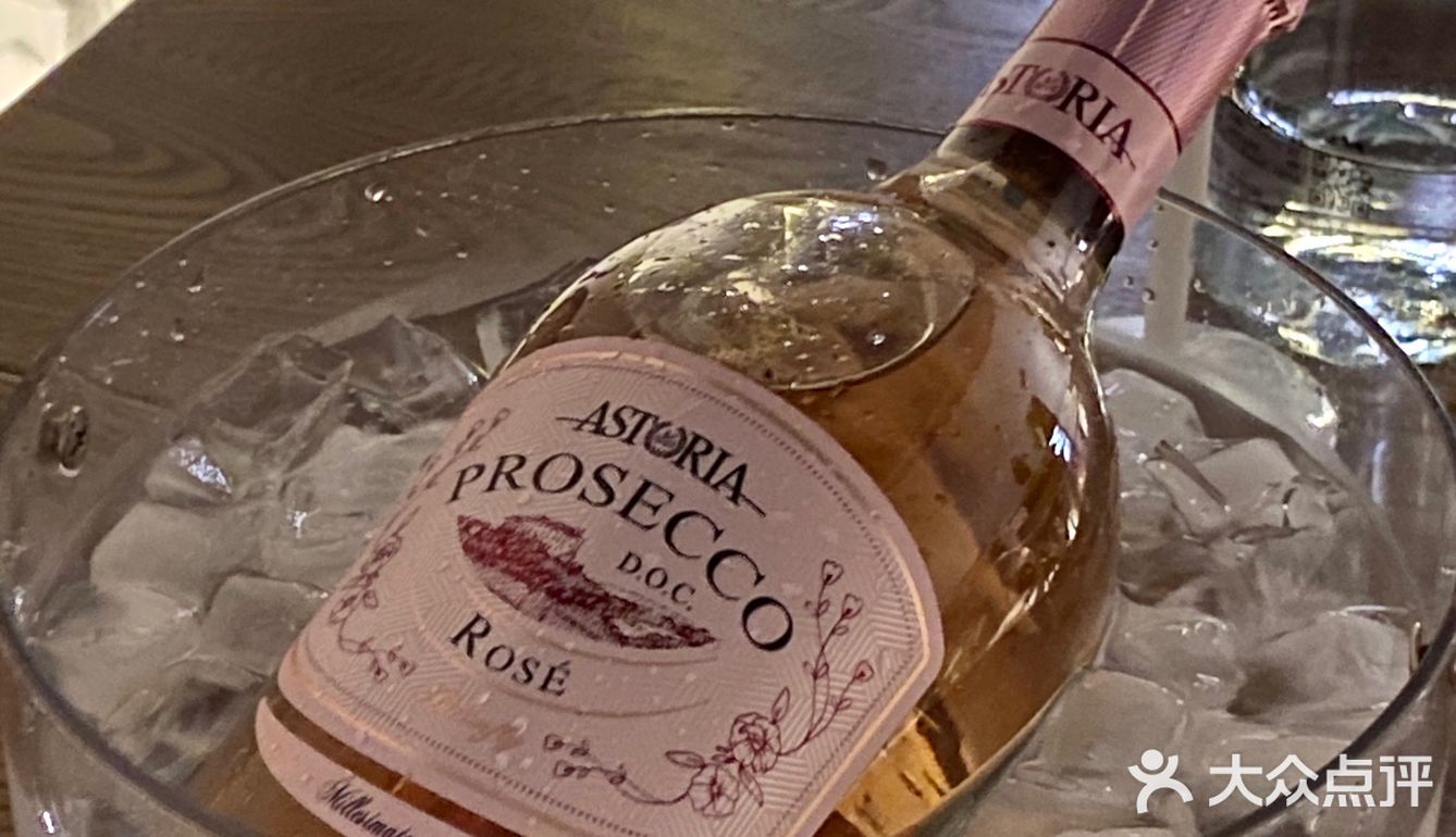 青岛探店｜𝐈𝐍𝐈𝐙𝐈𝐎🍾捕捉浪漫的餐酒吧
