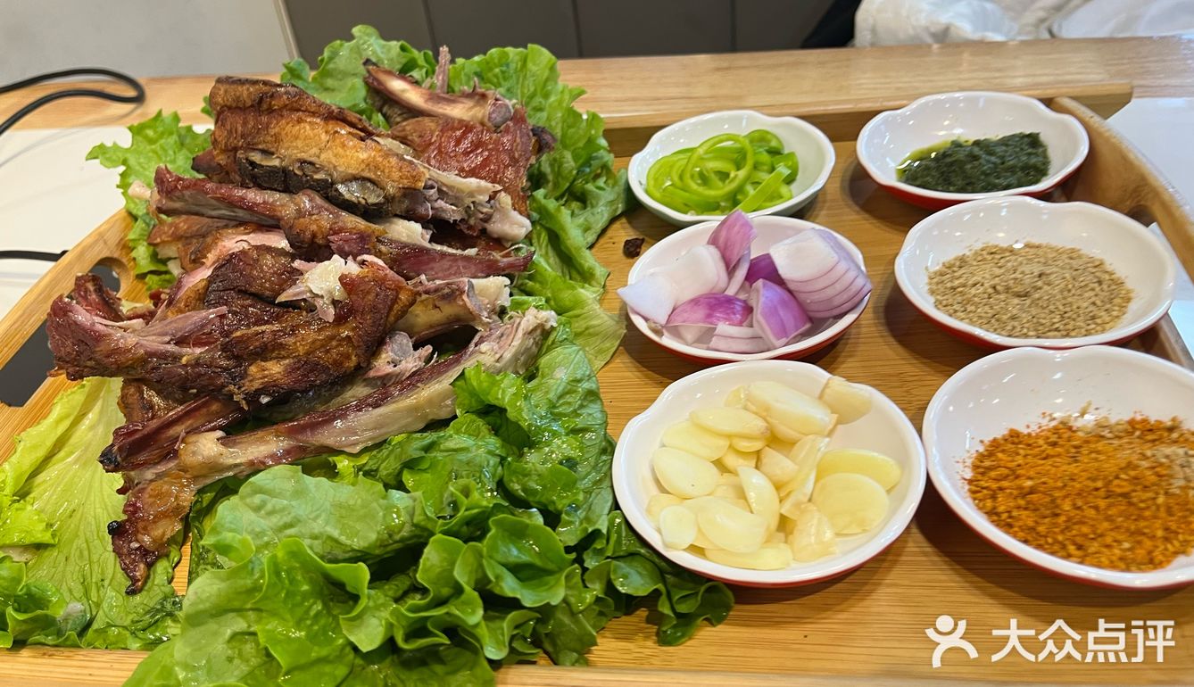 晚上十一点来人依然不少