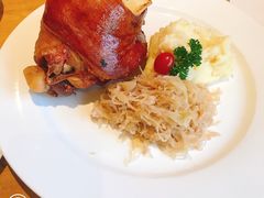 烤猪肘配酸菜土豆泥-兰特伯爵西餐厅·啤酒屋(方庄店)