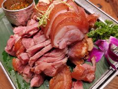 山寨金牌肘子-老滇山寨•云南特色菜•地方菜•民族风情歌舞表演(金碧店)