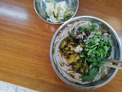 -鸿浩扒猪脚米线