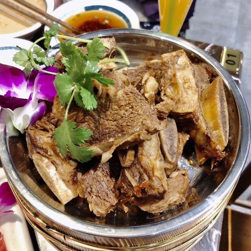 这个叫牛排火锅 图中是牛排骨  爱着骨头的肉肉好好吃 入味 稍有一点