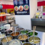 李子坝轻轨站的好又来酸辣粉