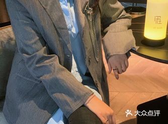 看到西装眼睛就挪不开啦 这款西装真的太有设计了