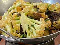 五花肉榛蘑炒花菜-小土豆北方菜馆(文慧园店)