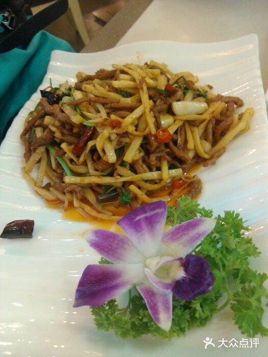 蜜桃餐厅(朝阳大悦城店)酸笋炒牛肉图片