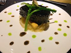 盘煎银鳕鱼配黑橄榄酱汁-AZUL by FUEL蓝色·法式酒馆(琶醍店)