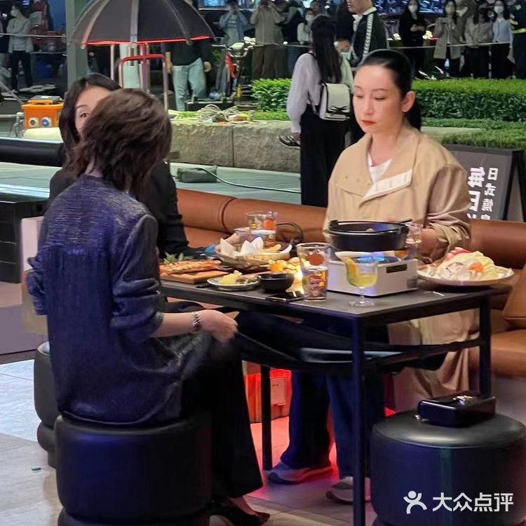 太开心了,吃饭偶遇刘涛,秦海璐拍戏
