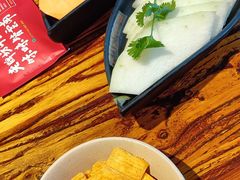 -老牌坊云南鱼豆花火锅(哈西万达店)
