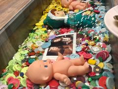 玩具二手市场一样的餐桌-遇见杜尚西餐厅(万达金街店)