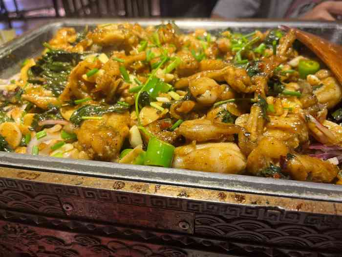 臻享无招牌铁锅牛蛙(完美金鹰店)-"[薄荷]环境:店面挺大的 在商场三楼