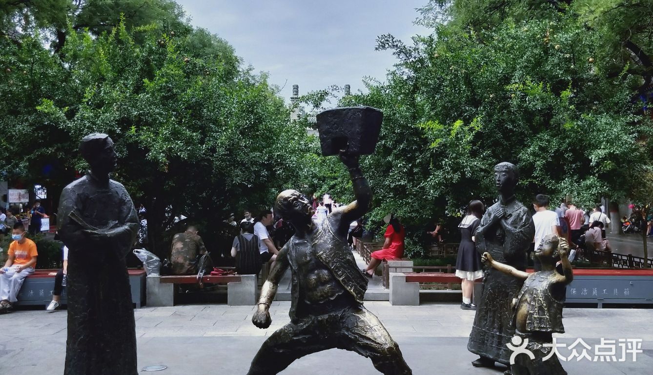 热闹的回坊风情街