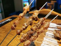 纯手工羊肉串-聚串门儿·东北烧烤(信义坊店)