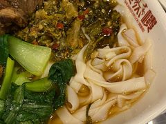 老坛酸菜牛肉米粉-双燕楼·手工馄饨·汤面小吃(世纪汇店)