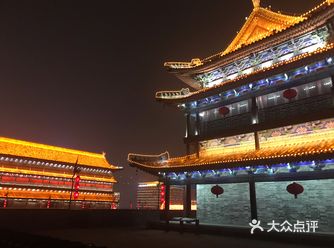 昨晚观看了长安颂后，我们一起进了南门内，接着上到了城