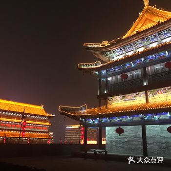 昨晚观看了长安颂后，我们一起进了南门内，接着上到了城