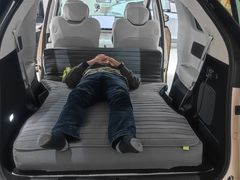 -小鹏汽车(上海静安大融城店)