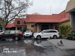-龙柏饭店-地面停车场