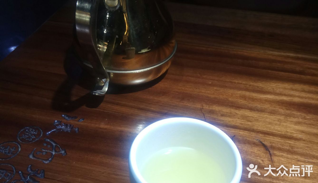 位于南京路步行街悦荟商厦6楼的溪雨观酸菜魚店