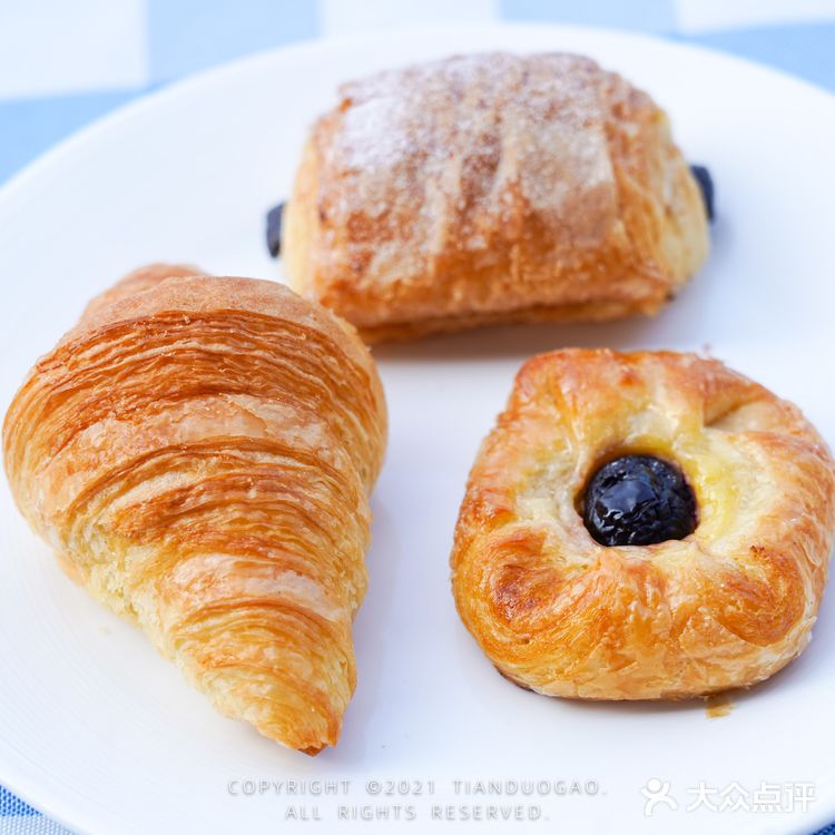 【这家武汉花园自助早餐，湖边樱花风景绝了】在武汉的度假酒店很