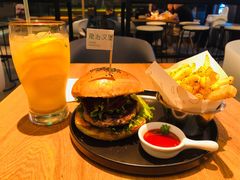 经典手打牛肉堡-龙治汉堡(中华城店)