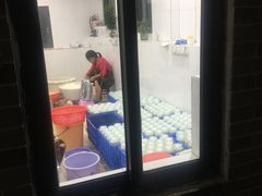 制作双皮奶-周大娘牛乳(旧寨古村总店)