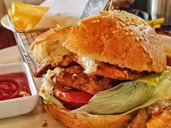 鸡排汉堡配香脆薯条-WOLFGANG PUCK KITCHEN & BAR(迪士尼小镇店)