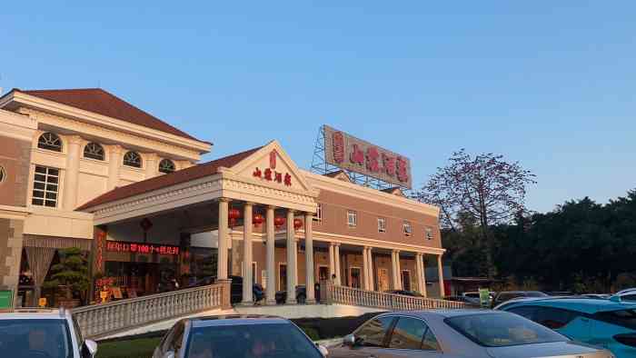 富豪山庄酒家-"朋友又请来这里吃晚饭,他们预订了乳鸽,说.
