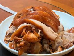 烧饼夹肘子-聚首堂·特色小吃·肘子(什刹海德胜门店)