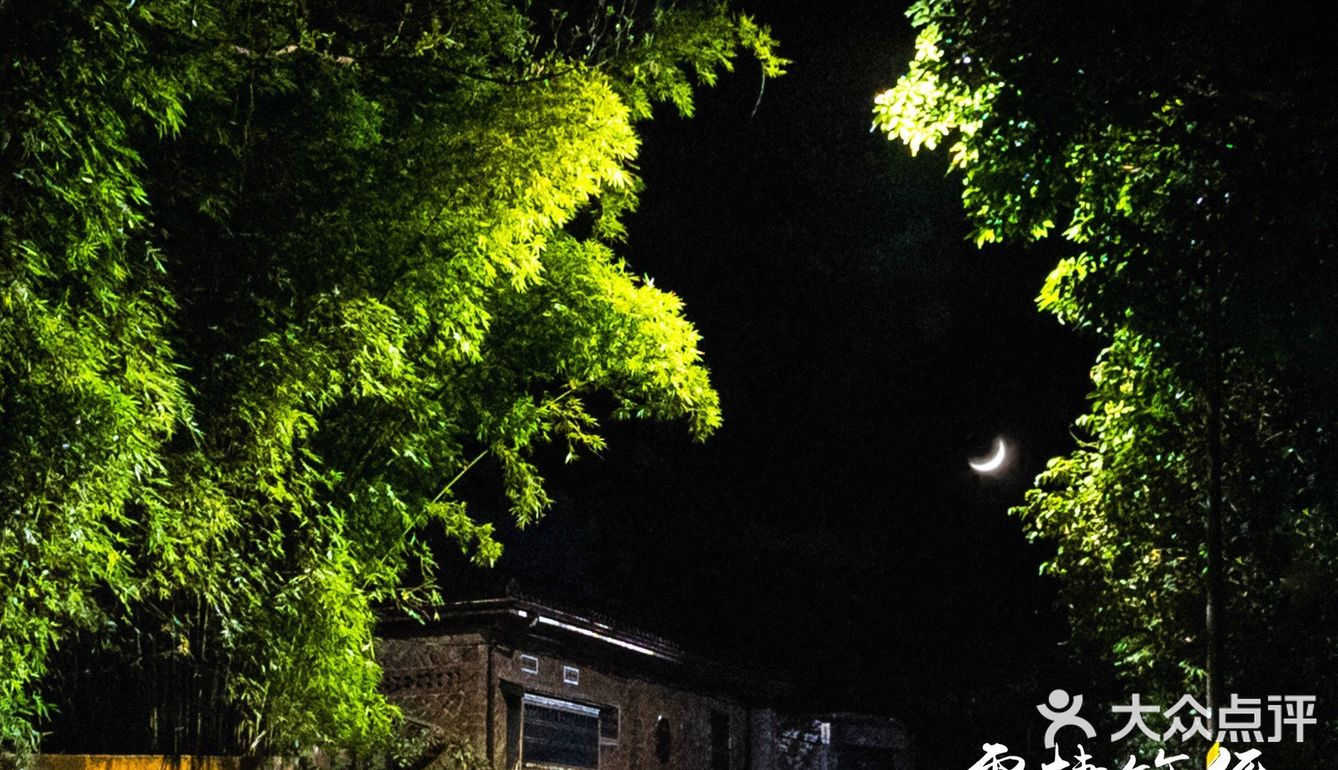 这是清晨和夜幕的行程 或许说是自我禁足到放逐
