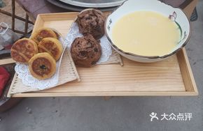 Golden Date Flower Bun