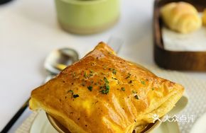 Crispy Pastry Seafood Mushroom Soup