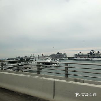 港口都是上下游轮的游客，但是不用担心迷路
