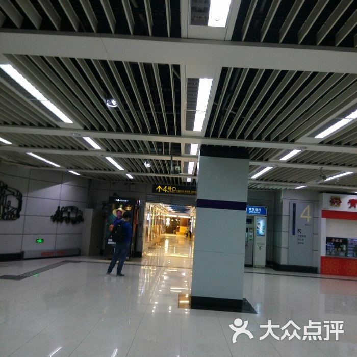 上海体育场地铁站图片