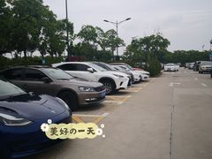 -奕欧来上海购物村停车场