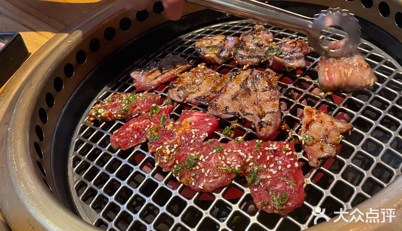 啦啦的拍照。然后用剪刀剪成小块，沾着烧肉汁比较入味