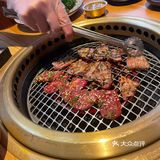 啦啦的拍照。然后用剪刀剪成小块，沾着烧肉汁比较入味