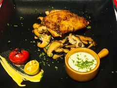 奶油蘑菇汁烤鸡腿肉-卡本妮法餐厅·北京和平宾馆