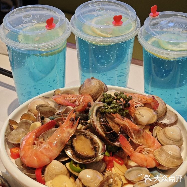 来青岛吃蒸汽海鲜必选一筐蛤蜊