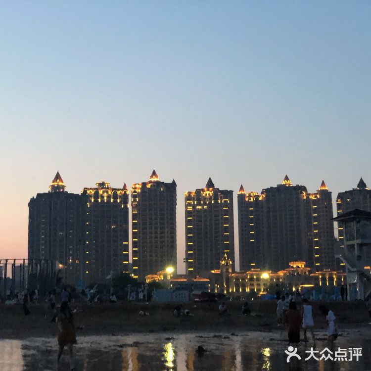 晚上的海滩拍出的照片也很有故事性，晚风吹来