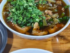 酸菜肉丝米线-越洋肖氏老米线(杨家坪店)