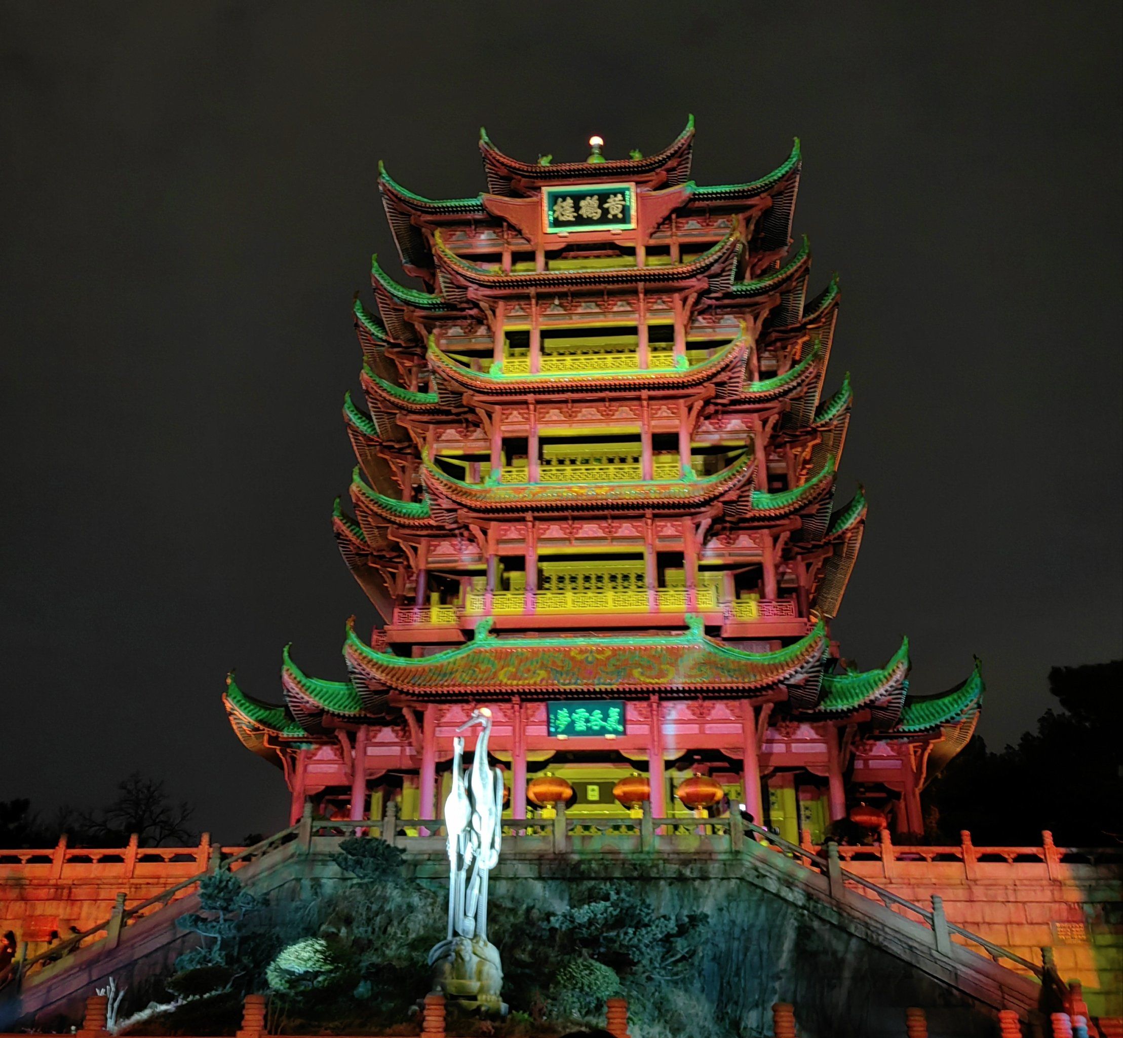 现在正是武汉观光游览的好去处
白天欣赏樱花
晚上看黄鹤楼的夜景