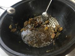 小鸡炖蘑菇-粘豆包柴火铁锅炖